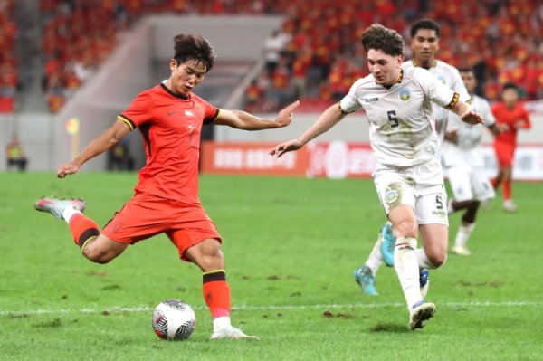 东体：西安赛事方用灯光映照+大功率电扇加快干燥，草坪景色改善