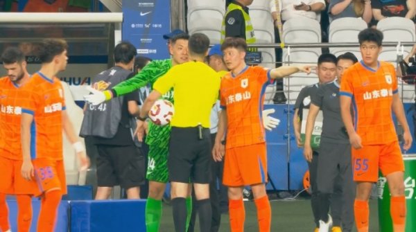 不明判罚！下半场运行前，王彤与王大雷仍向麦麦提江投诉此前手球