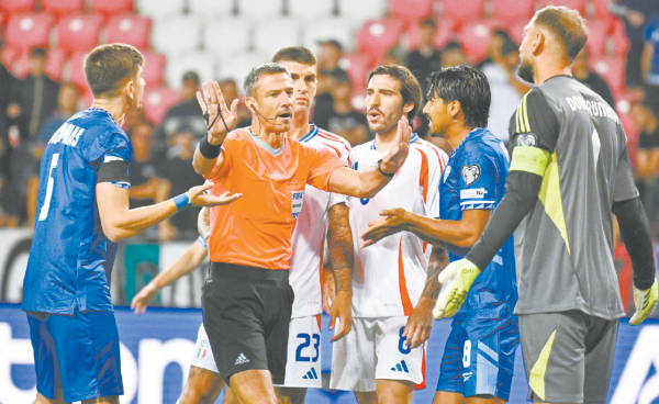 世初赛看台, 意大利球迷抗议以色排队