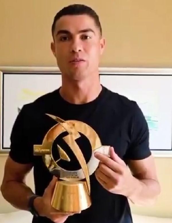 获葡超定约颁发史上最好球员奖，C罗：我感到无比自恃