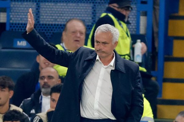 4万东说念主饱读掌+唱歌, 62岁穆帅眼含热泪: 1766天的恭候 梦启动的所在