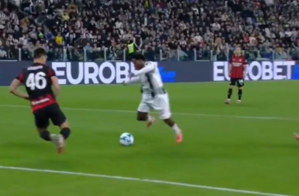 球场笑剧东说念主😂戴维禁区绝佳契机念念敲门，成果我方支握脚踏空颠仆