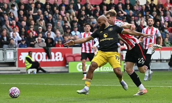 邮报: 韦伯私行向曼联说念歉, 上轮科林斯拉倒姆伯莫该是红点