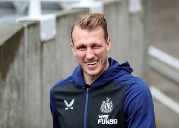 丹-伯恩：我在上轮英超手部骨折，但我不错插足接下来的世初赛