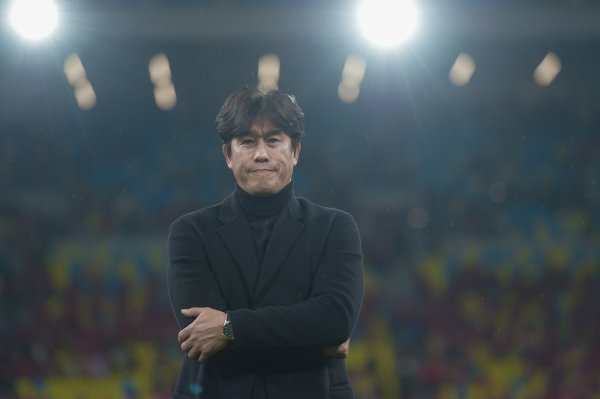 足球报：蓉城中超、亚冠双线齐要争，锋线效劳问题需围聚惩办