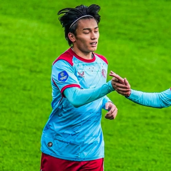 日本时尚上田绮世创记载，费耶诺德21世纪第4位半场戴帽球员出身