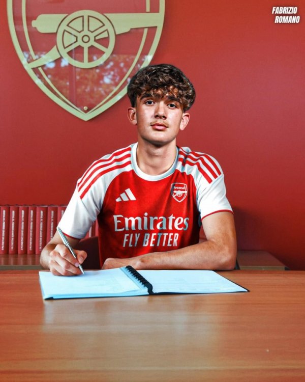 留下改日！罗马诺：多家朱门思高薪挖15岁谈曼，但球员很应承留队