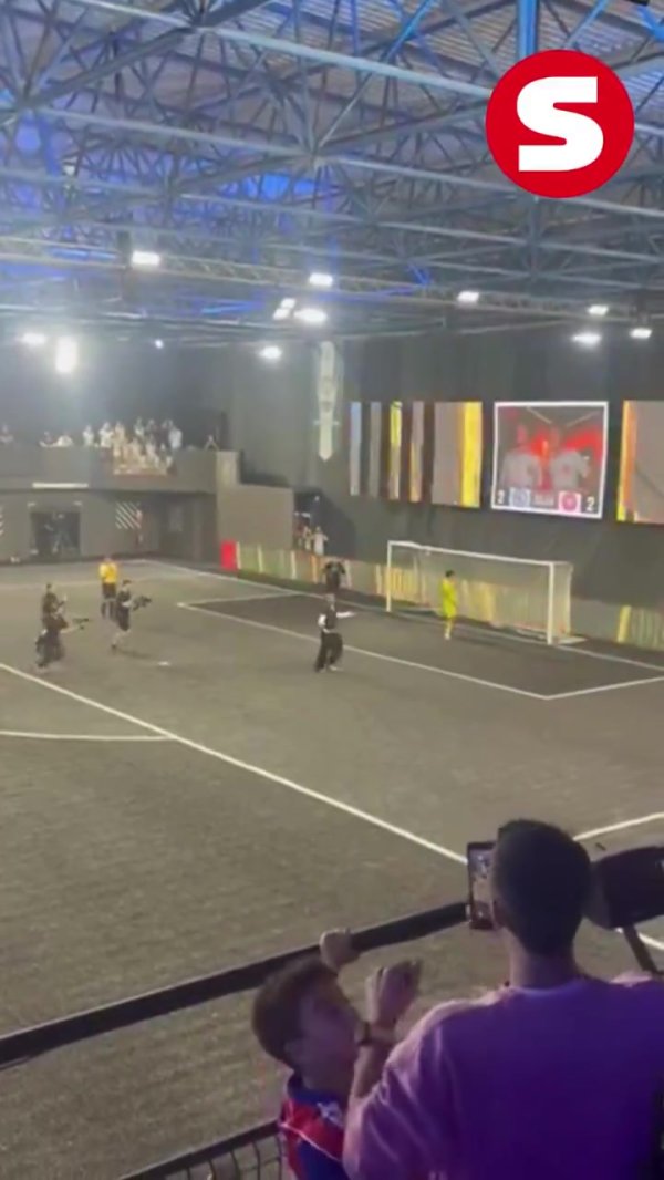 亚马尔在国王联赛客串打进点球，对着镜头飞吻庆祝