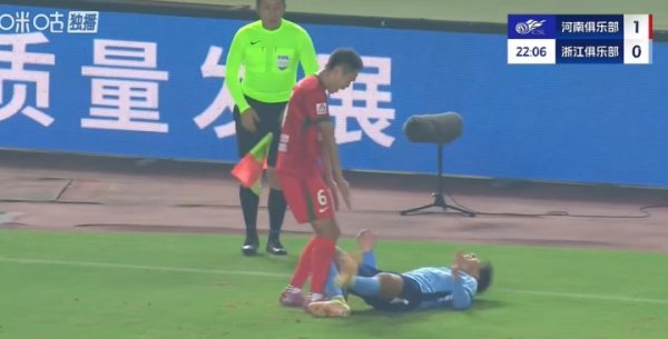 张瑷晖倒地夹住皮球，王上源上去对着皮球连踢了几脚