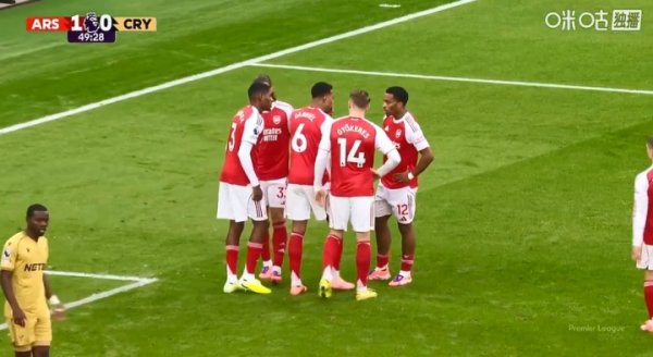 有套路！开定位球前枪手球员聚在一齐究诘计策，随后加布头球中柱