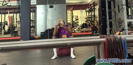 全力复原中，因耻骨不适而缺阵的亚马尔晒在体育馆的磨砺像片