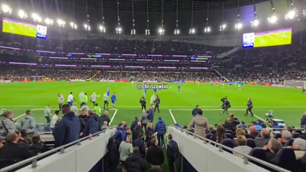 将帅不和？👀斯彭斯与范德芬赛后无视弗兰克疏通，后者一脸懵