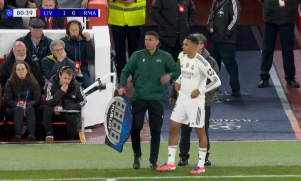 重回老家！阿诺德登场换下居莱尔，安菲尔德嘘声震天！