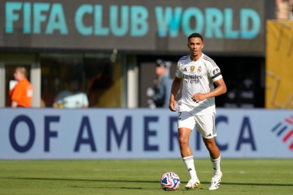 斯洛特：感恩阿诺德上赛季夺冠重大孝顺，看他穿白色球衣有些奇怪