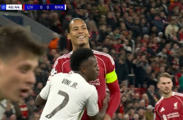 这是持重的吗？1米76维尼修斯角球盯防1米95范戴克，两东谈主嘻嘻哈哈