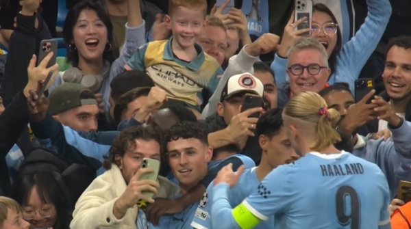 太子即是帅！福登庆祝时被球迷搂着自拍，还看了镜头笑的相等衔尾