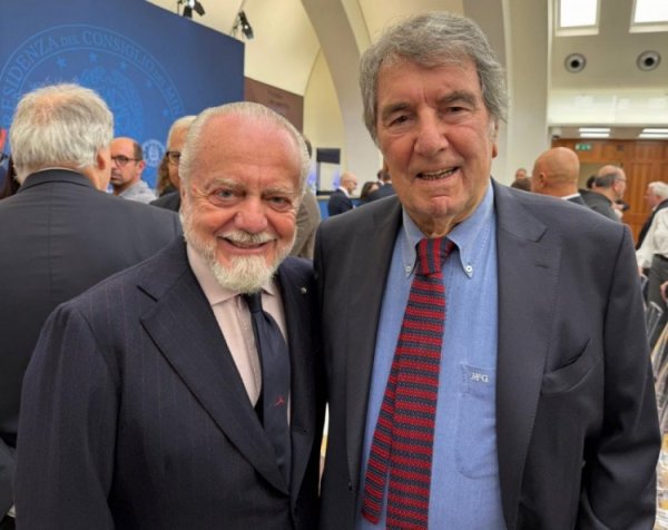 为迪诺-佐夫授奖！德佬晒合照：我不会健忘你曾着力那不勒斯5年