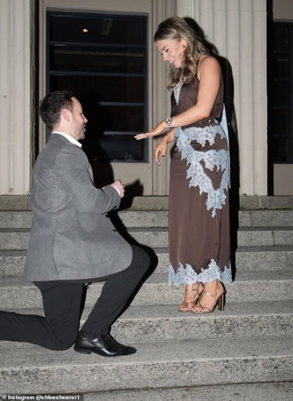 阿兰-希勒的男儿与橄榄球明星男友订婚，希勒赶快奉上祝颂