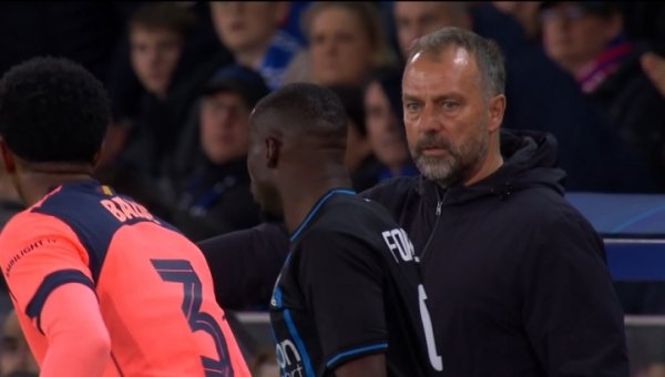 巴萨1-2逾期布鲁日！场边的弗里克格外不满，见地要喷火了😡