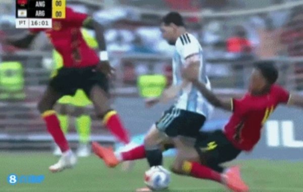 友谊赛这强度？梅西遭安哥拉球员背后剪刀脚，阿尔马达眉骨被冲突