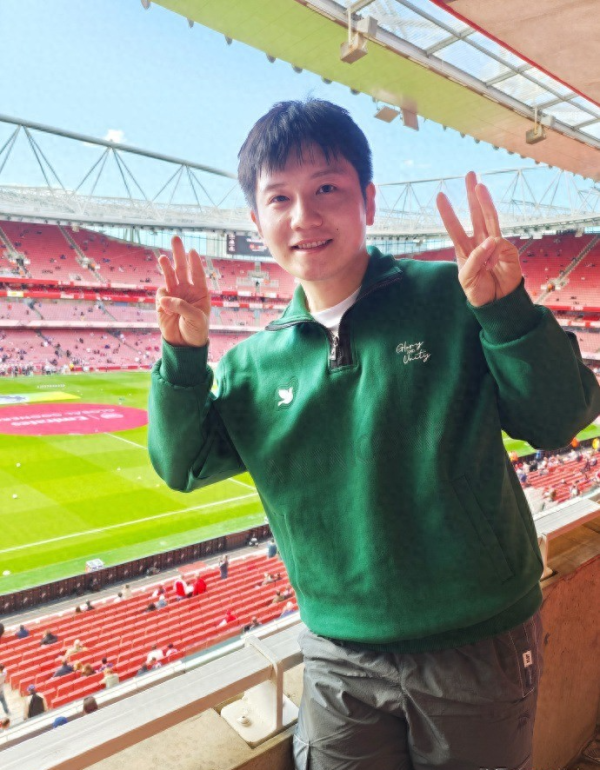 东说念主生赢家! 樊振东逛伦敦豪华百货哈罗兹购物, 包厢看阿森纳大战曼城