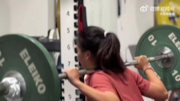 挥洒汗水，忽闪光泽。看中国女足密斯们在健身房王人是怎样锻真金不怕火的？