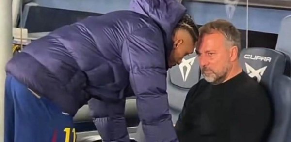 😡主帅不欣忭！巴萨3-1赛后，弗里克独坐替补席与拉菲尼亚疏导