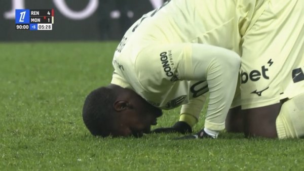 两年半的恭候！博格巴时隔811天重返赛场，终场哨后径直跪在球场